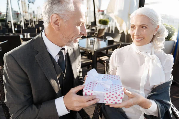 Positiva rubia encantada sonriendo a su caballero — Foto de Stock