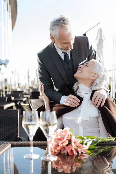 Foto vertical de pareja encantada que disfrutando del momento — Foto de Stock