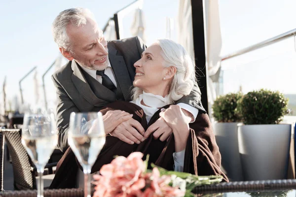 Cuidado hombre mirando a su amor — Foto de Stock