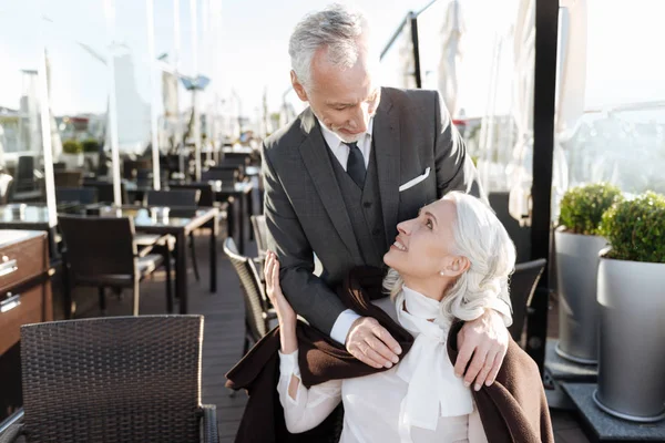 Hombre romántico cuidando de su amor —  Fotos de Stock