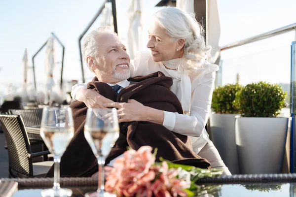 Positive Frau, die hinter ihrem Mann steht — Stockfoto