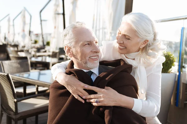 Foto horizontal de pareja feliz mientras está en el restaurante — Foto de Stock