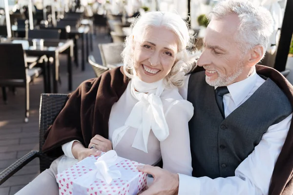 Homem positivo olhando para sua mulher sorridente — Fotografia de Stock