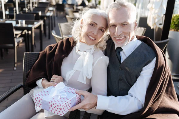 Casal feliz expressando positividade enquanto olha para a frente — Fotografia de Stock