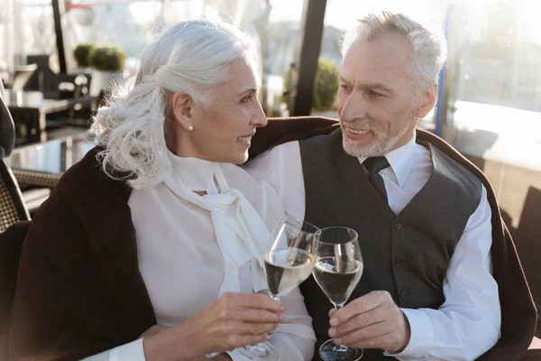 Charmant homme heureux d'être à la date — Photo