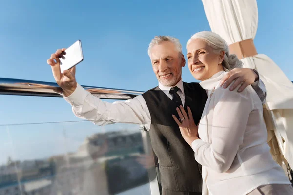 Positivo encantado casal tomando selfie — Fotografia de Stock