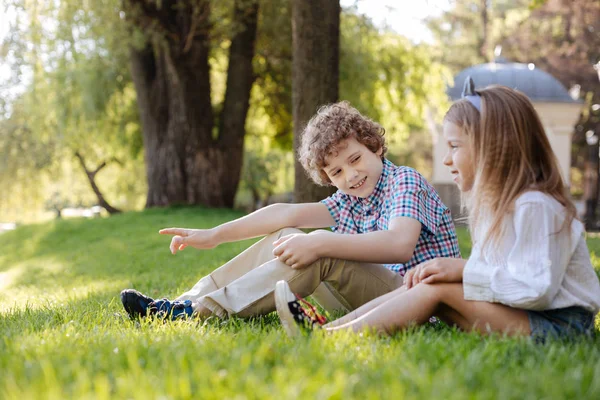 Beautiful smiling girl expressing positivity — Stock Photo, Image