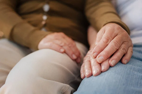 Mujer feliz sosteniendo la mano de su marido — Foto de Stock