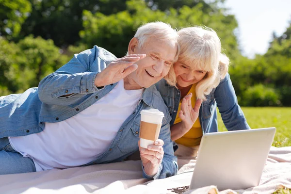 Personas mayores felices mirando la pantalla de la computadora portátil —  Fotos de Stock