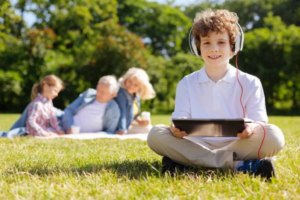 Mutlu genç erkek kişi kameraya gülümseyen