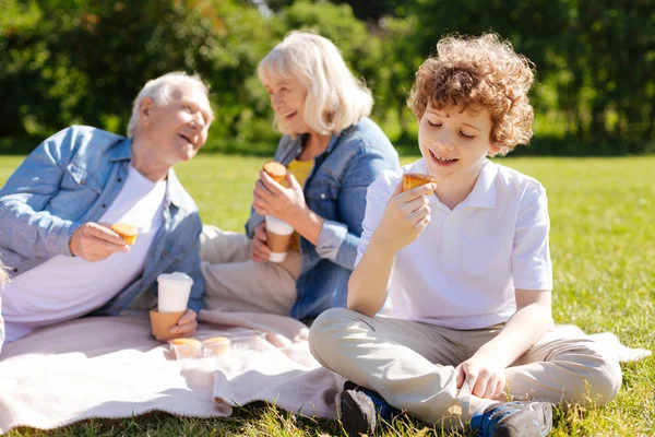 Felices abuelos teniendo una agradable conversación — Foto de Stock