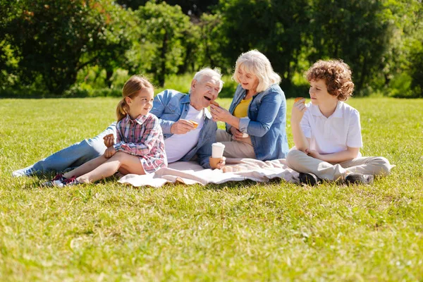Güzel kadın kocası besleme