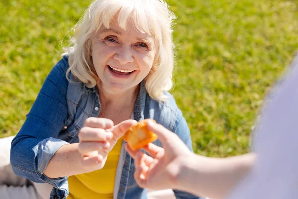 Sonriendo mujer madura tomando pastel — Foto de Stock