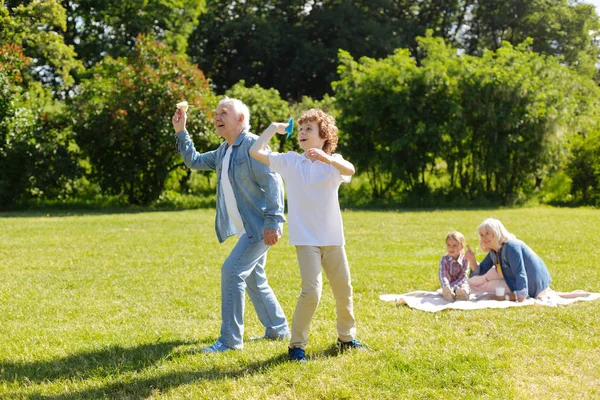 Dos generaciones jugando juntas en el parque — Foto de Stock
