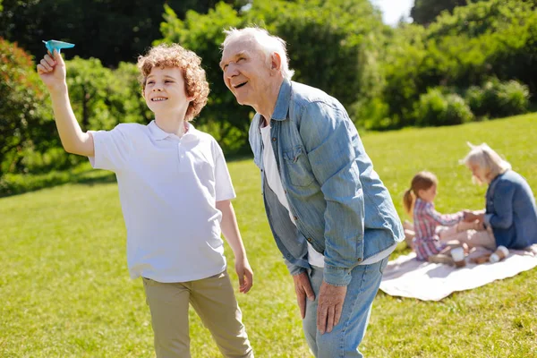Kağıt Uçak ile oynarken memnun olmak olumlu genç