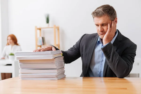 Esausto dipendente triste sopraffatto dal carico di lavoro — Foto Stock