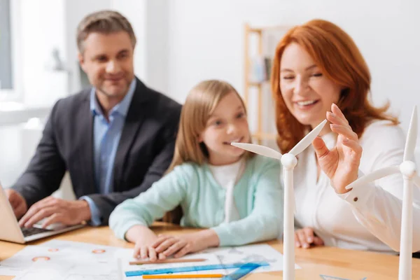 Niña aprendiendo sobre energía eólica — Foto de Stock