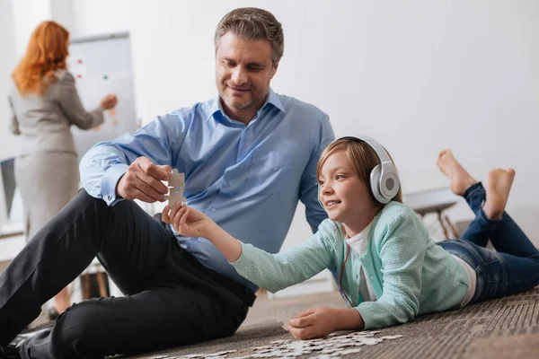 Papá jugando con su hijo — Foto de Stock