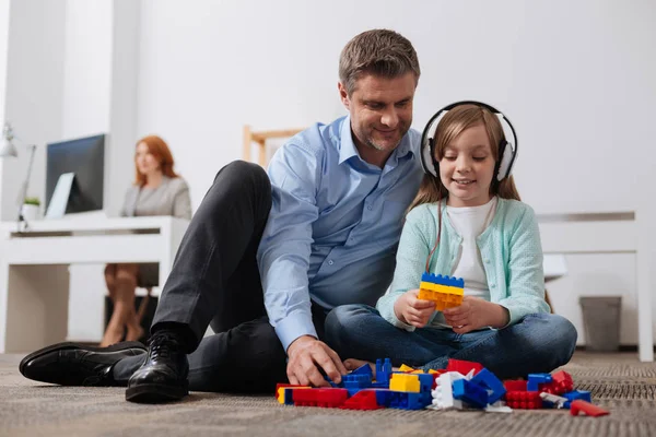 Niño y papá jugando con kit de construcción — Foto de Stock