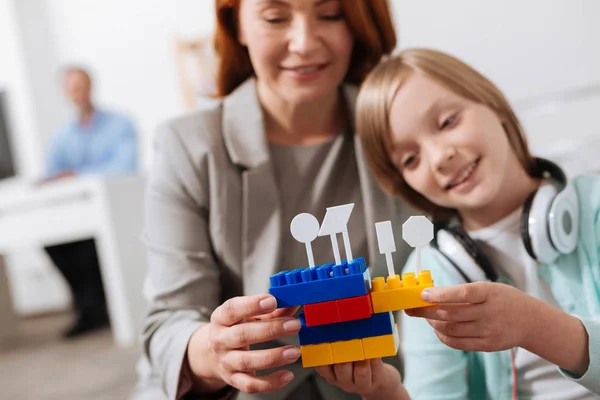 Senhora brincando e prestando atenção ao seu filho — Fotografia de Stock