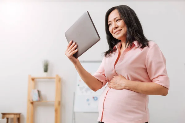 Donna incinta che usa la compressa — Foto Stock