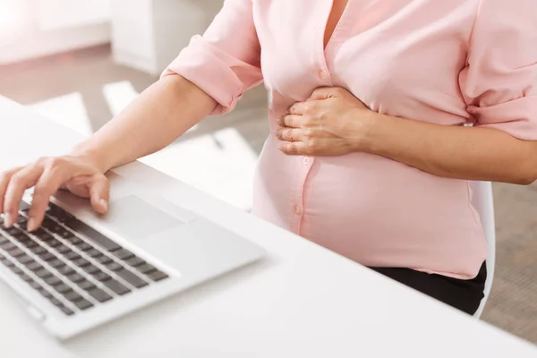 Wanita hamil menggunakan laptop — Stok Foto