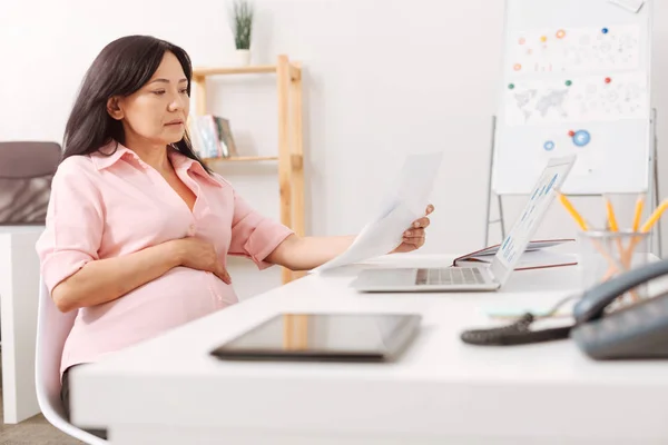 Serious pregnant woman working — Stock Photo, Image