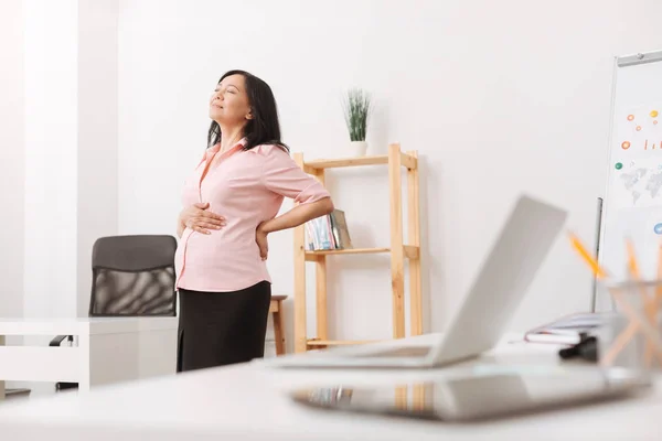 Terhes nő, miután egy hátfájás — Stock Fotó
