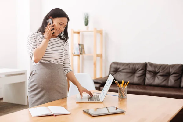 Donna incinta positiva che lavora in ufficio — Foto Stock