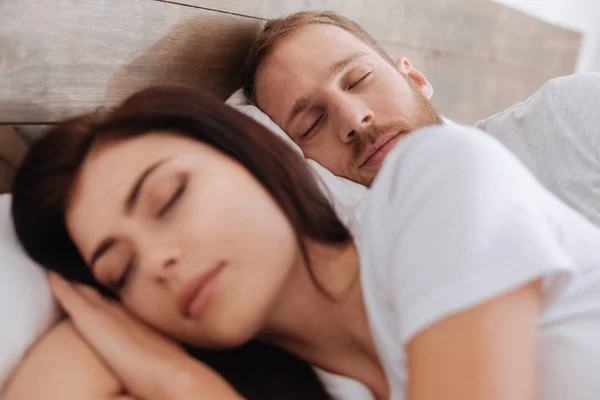 Shot van de jonge man en vrouw degelijk samen slapen — Stockfoto