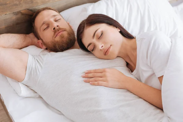 Brunette of heavenly beauty sleeping on chest of her man — Stock Photo, Image