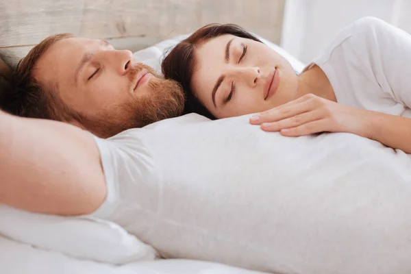 Entzückendes Paar beim gemeinsamen Mittagsschlaf im Bett — Stockfoto