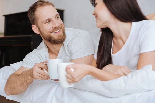 Bedårande par har frukost i sängen — Stockfoto