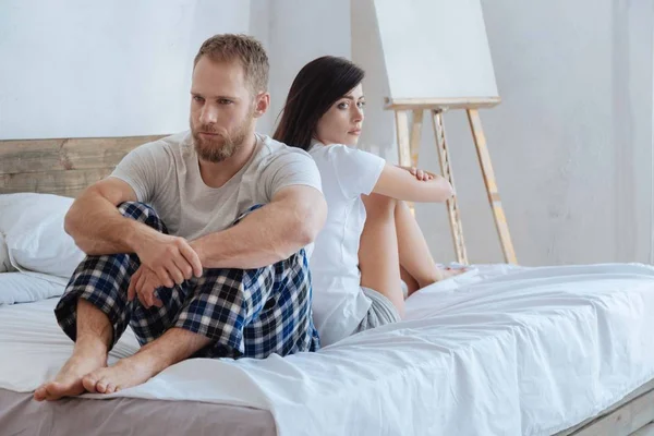 Young woman and man having conflict at home — Stock Photo, Image