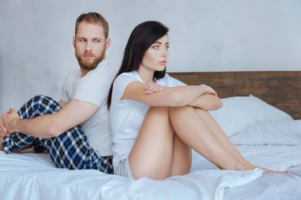 Millennial casal lutando e sentado na cama — Fotografia de Stock