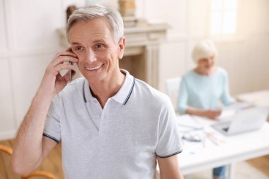 Hevesli yaşlı adam onun arkadaşı arıyor