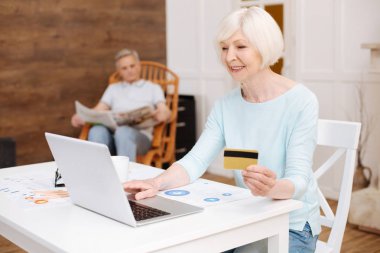 Hevesli bayanla online alışveriş