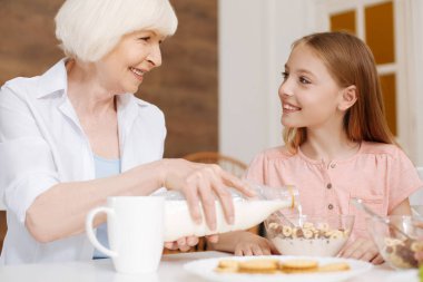 Sağlıklı bir kahvaltı neşeli güzel bayanlar