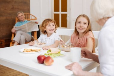 Pozitif samimi sevimli aile kahvaltı için Toplantı