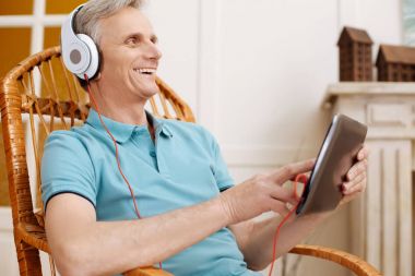 Modern teknolojiler kullanarak çekici zeki beyefendi