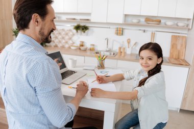 İpleri açıklayan genç Baba 