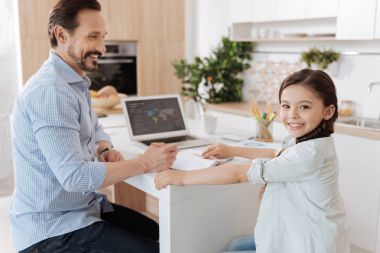 Baba ve kızı eve atamalar yapıyor