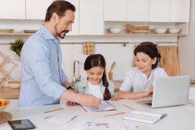 Matematik, çocuklarına açıklayan genç Baba