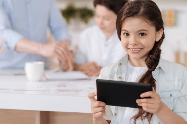 bir tablet ile poz kız