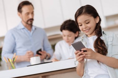 Tatlı küçük kız manifatura telefon