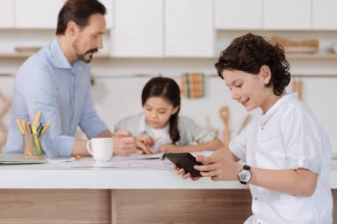 Komik bir video izlerken yakışıklı hoş çocuk