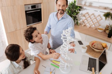 Çok güzel tek ebeveynli aile Biyoloji dersine hazırlanıyor