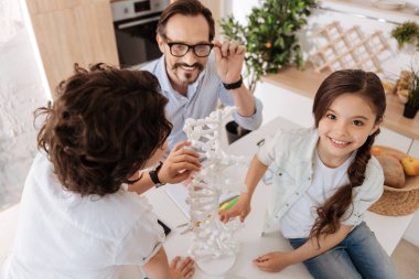 Mutlu genç baba çocukları ile kaliteli zaman geçirmek