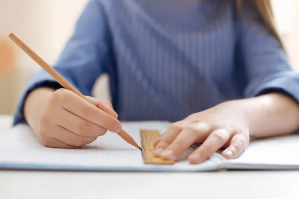 Menina elegante inteligente desenhando um esquema — Fotografia de Stock