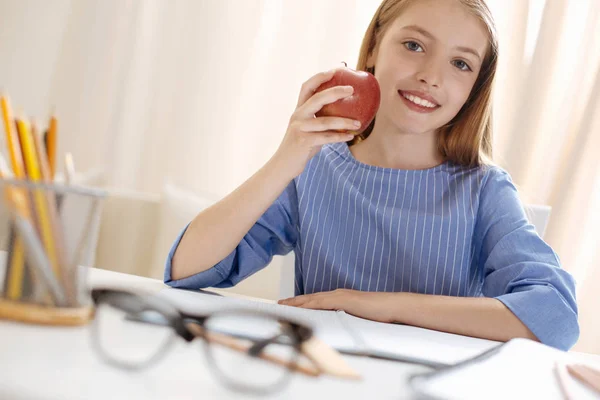 Menina inteligente bonito comer uma maçã — Fotografia de Stock